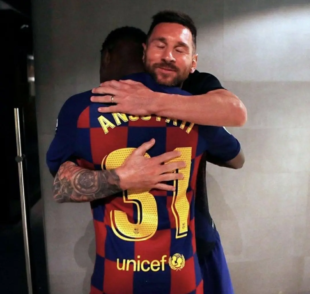 包含法蒂梅开二度助巴塞罗那胜出的词条