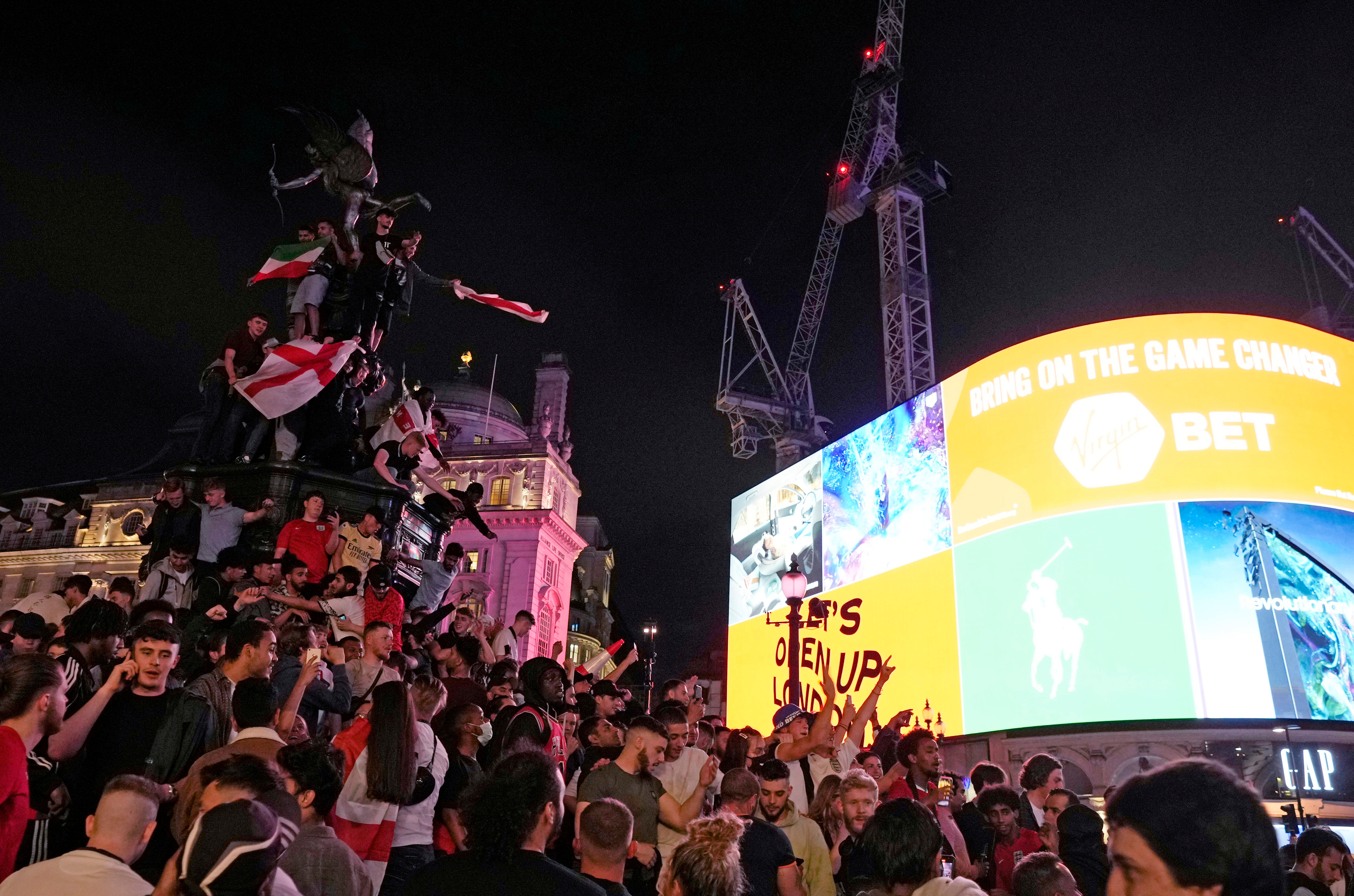 喜欢现场观赛，感受球场氛围的狂热球迷